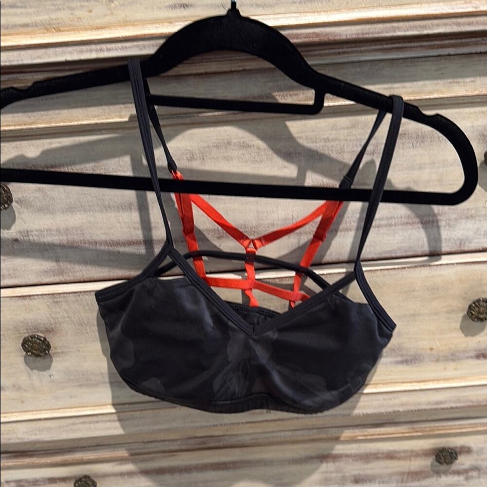 Lululemon seek  the heat, 6 Strappy Black Camo and Red Bralette